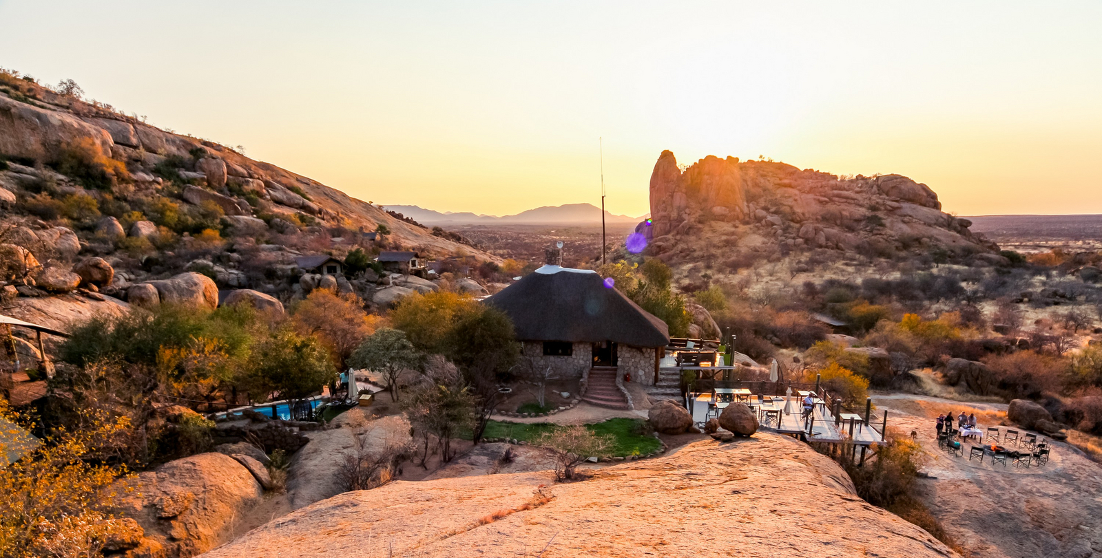 Ondudu Safari Lodge Ondudu Safari Lodge: Feuerplatz neben der Lodge