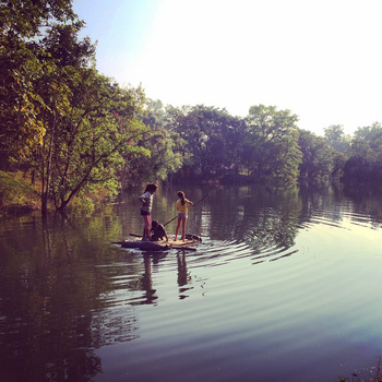 Shergarh Tented Camp: Floß auf dem Gartenteich
