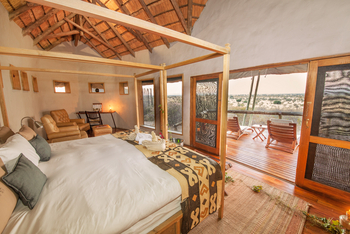 Tau Pan Camp Tau Pan Camp: Bett mit Blick