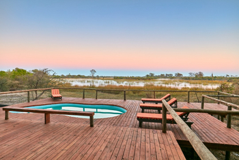 Xaoo Safari Camp: Pool mit Liegestühlen