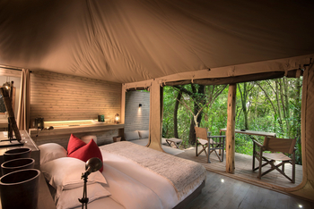andBeyond Kichwa Tembo Tented Camp: Bett mit Blick