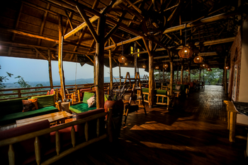 Adere Safari Lodge: Restaurant unter Reetdach