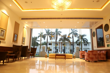 Chandela: Lobby und zentrale Einrichtungen