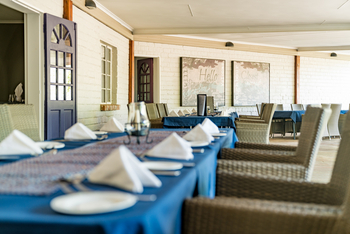 Damara Mopane Lodge: Restaurantterrasse