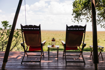 Elewana Elephant Pepper Camp Elewana Elephant Pepper Camp: Sessel vor der Savanne