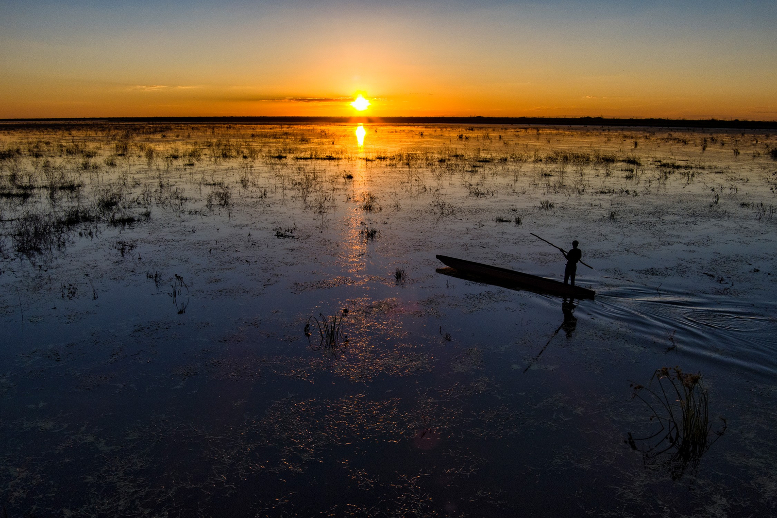 Mapula Lodge Mapula Lodge: Mokoro und tief stehende Sonne