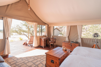 Ohorongo Tented Camp: Truhe vor dem Bett