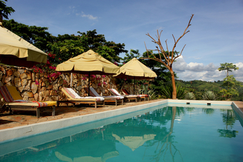 Papaya Lake Lodge: Liegestühle und Sonnenschirme