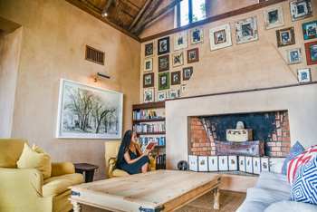 Royal Zambezi Lodge: Bücherei und Feuerplatz