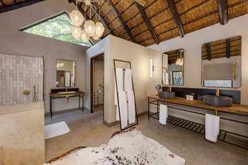 Sabi Sabi Bush Lodge: Doppelwaschbecken mit Holztresen und Naturlicht
