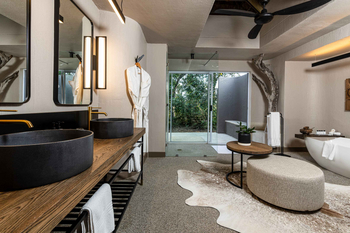Sabi Sabi Bush Lodge: Luxuriöses Badezimmer mit Steinwaschbecken