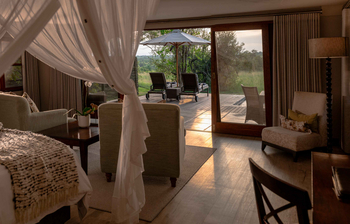 Savanna Lodge: Schlafzimmer mit Moskitonetz und Bushblick