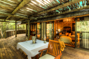 Savute Safari Lodge: Familieneinheit - Tisch auf dem Deck