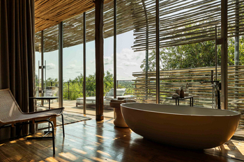 Singita Lebombo Lodge: Freistehende Badewanne mit Blick über Baumkronen