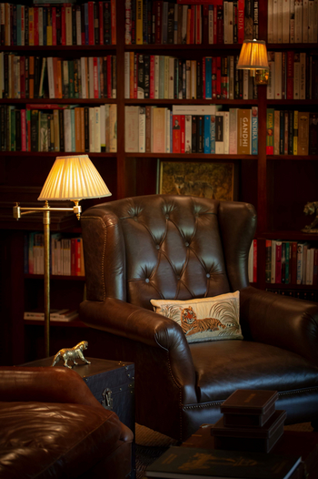 Sujan Sher Bagh: Bibiliothek mit Lesesessel im Gemeinschaftszelt