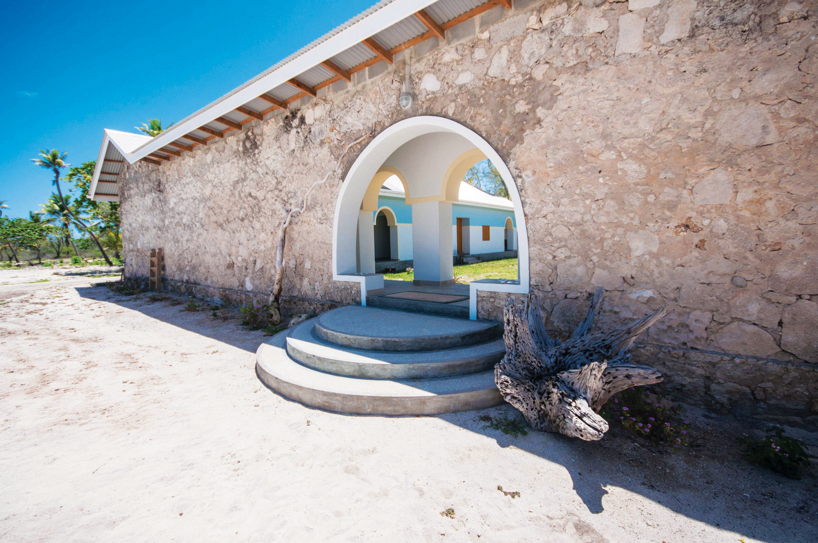 Astove Coral House Astove Coral House: Courtyard Entrance