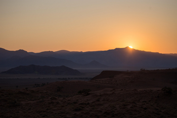 Desert Whisper: Sonnenaufgang