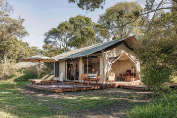 Elewana Little Elephant Pepper Camp: Holzveranda mit Liegestühlen