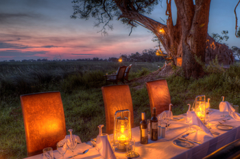 Kanana Camp: Laternen auf dem Esstisch