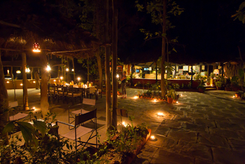 Kanha Jungle Lodge: Nächtliche Beleuchtung in der Lodge