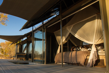 Linkwasha Camp Linkwasha Camp: Geöffnete Glasschiebetüren