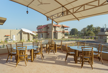 Tathastu Resort Satpura: Restaurantterrasse