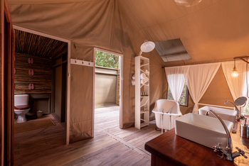 Thamo Telele: Doppelwaschtisch und Wanne