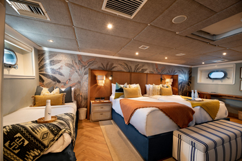 andBeyond Galapagos Explorer: Luxuskabine mit drei Betten und Bullaugen