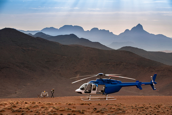 andBeyond Sossusvlei Desert Lodge: Heli vor Gebirgskulisse
