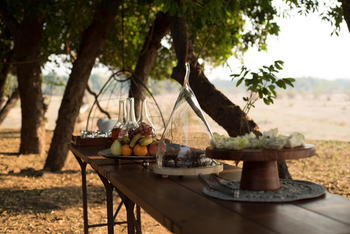 Chikwenya Camp Chikwenya Camp: Buffet unter Baum