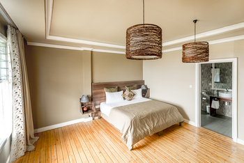 Five Volcanoes Boutique Hotel: Doppelbett im VIP Cottage