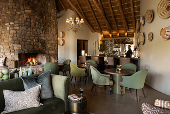 Kwandwe Great Fish River Lodge: Sessel und Tische an der Bar