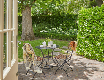 La Clé Village: Grange - Cafetisch im Garten