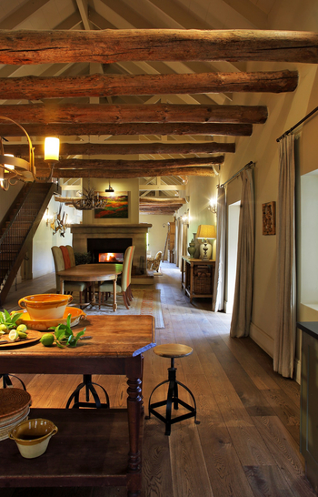 La Clé Village: Grange - Küche mit Esstisch