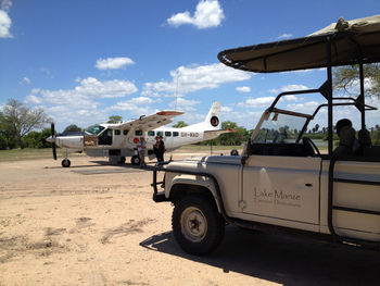 Lake Manze Camp: Begrüßung am Airstrip