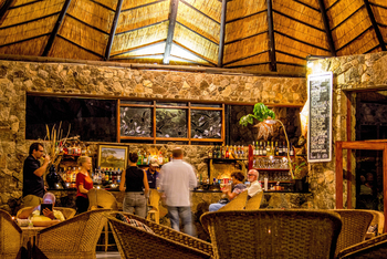 Matobo Hills Lodge Matobo Hills Lodge: Gäste an der Bar