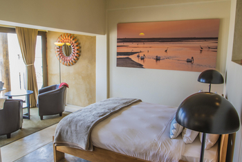 Pelican Point Lodge: Bett im Sunset Room