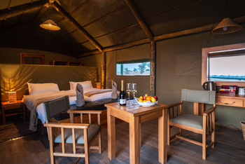 Suricate Tented Camp: Tisch im Zelt