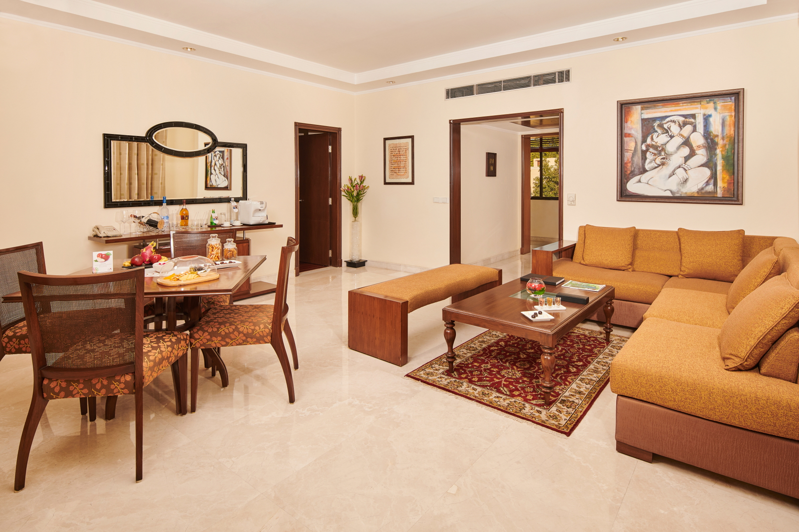 The LaLit Temple View The LaLit Temple View: Wohnzimmer