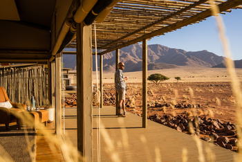 Wolwedans Plains Camp: Deck mit Schattendach