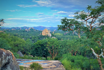 Big Cave Camp Big Cave Camp: Landschaft und großer Felsen