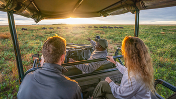King Lewanika Lodge: Guide mit Gästen im Safariauto