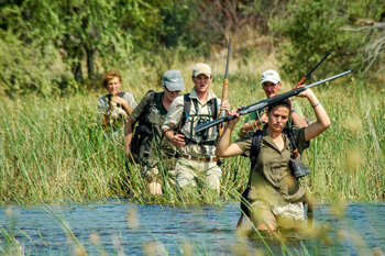 Kwapa Camp: Querung eines Kanals