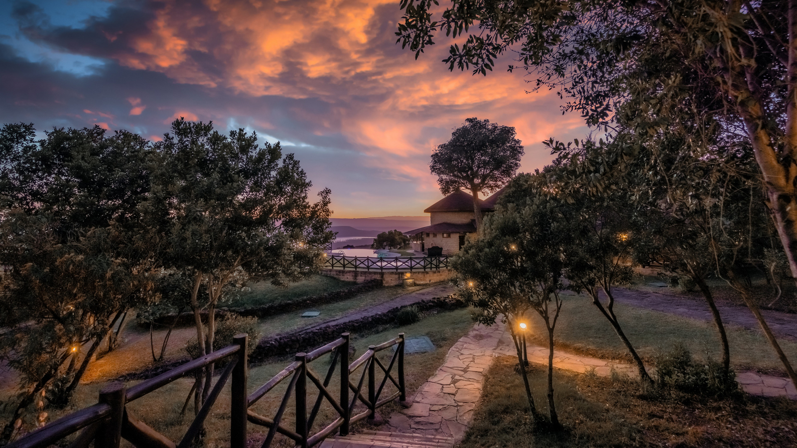 Lake Nakuru Sopa Lodge Lake Nakuru Sopa Lodge: Sonnenaufgang über dem Areal