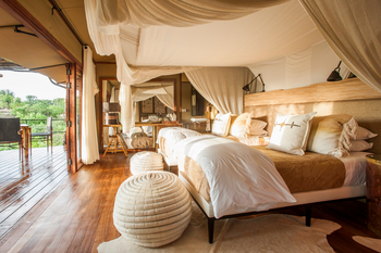 Legendary Mwiba Lodge: Doppelbett und Veranda