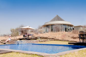 Naankuse Lodge: Lounge hinter dem Pool