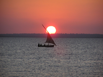 Nuarro Lodge: Dhow vor der Sonne