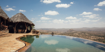 Ol Malo Lodge: Landschaft hinter dem Pool