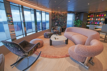 Scenic Eclipse II: Luxus-Lounge mit Kurvensofa und Meerblick
