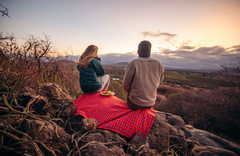 Tindiga Tented Camp: Sundowner am Fels mit Paar